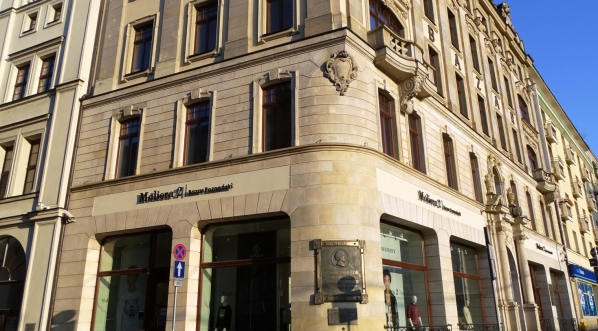  Narożnik budynku hotelu Bazar w Poznaniu z tablicą poświęconą Ignacemu Janowi Paderewskiemu.  