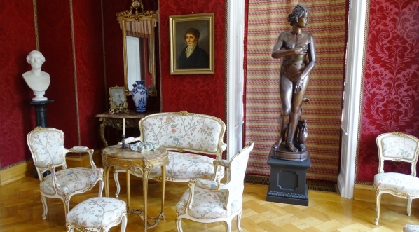  Salonik pałacu w Rogalinie z portretem Edwarda Aleksandra Raczyńskiego.  