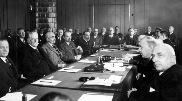  Posiedzenie komisji konstytucyjnej Senatu, która obradowała nad projektem nowej konstytucji 11.12.1934 r.  