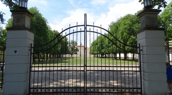  Pałac Raczyńskich w Rogalinie - widok przez zamkniętą bramę wjazdową.  