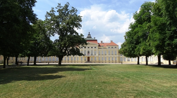  Późnobarokowy pałac w Rogalinie wybudowany w drugiej połowie XVIII wieku przez Kazimierza Raczyńskiego  