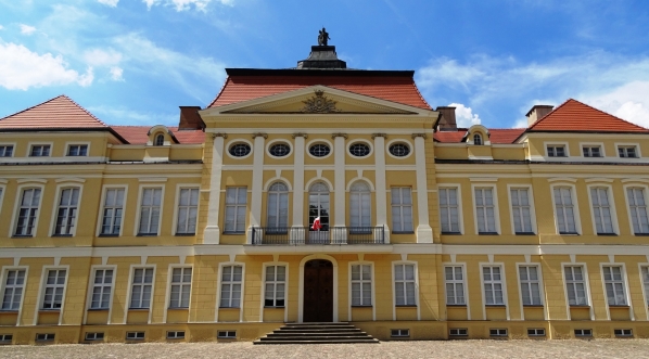  Pałac w Rogalinie wybudowany przez Kazimierza Raczyńskiego.  