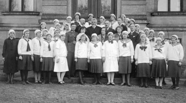  Uczennice Szkoły Przysposobienia Gospodyń Wiejskich Pomorskiej Izby Rolniczej w Kowalewie w marcu 1927 r.  