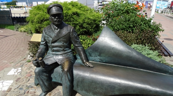  Ławeczka Mariusza Zaruskiego przy wejściu na molo w Pucku.  