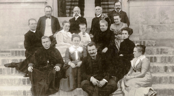  Portret rodziny Kwileckich przed pałacem w Dobrojewie.  