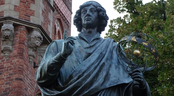  Pomnik Mikołaja Kopernika na Rynku Staromiejskim w Toruniu.  