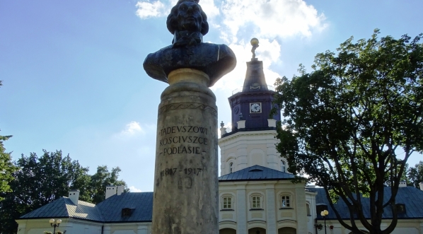  Pomnik Tadeusza Kościuszki przed ratuszem w Siedlcach.  