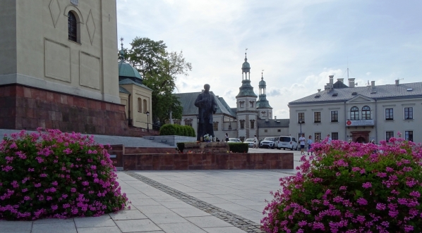  Pomnik księdza Jerzego Popiełuszki na Placu Najświętszej Maryi Panny w Kielcach.  