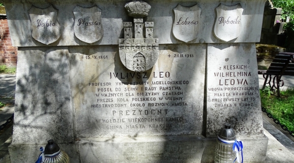  Tablica na grobie Juliusza Lea na Cmentarzu Rakowickim w Krakowie.  
