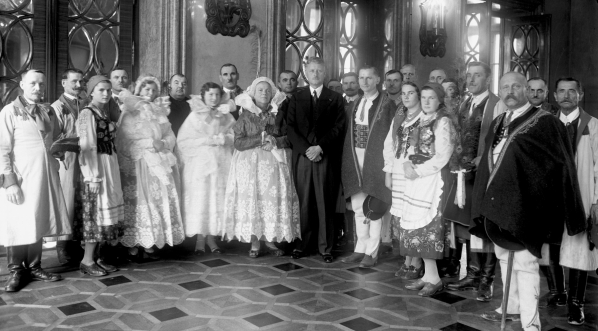  Pożegnanie wojewody krakowskiego Michała Gnoińskiego w sali Rady Miejskiej w Krakowie we wrześniu 1937 r.  