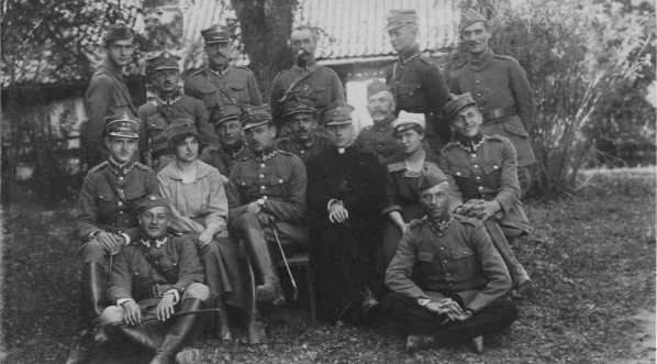  Kapitan Zdzisław Wincenty Przyjałkowski w otoczeniu oficerów w 1919 r.  