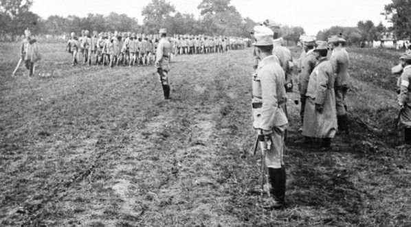  Szarża ułanów II Brygady Legionów pod Rokitną podczas działań na froncie wschodnim - dekoracja żołnierzy po bitwie w sierpniu 1915 r.  
