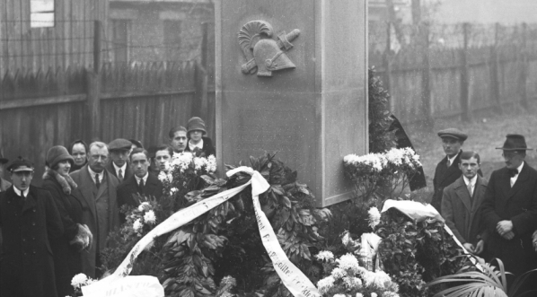  Pomnik generała Zygmunta Zielińskiego na cmentarzu Rakowickim w Krakowie udekorowany wieńcami.  