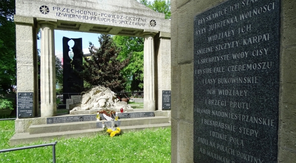  Tablica z pomnika bohaterów spod Rokitny na cmentarzu Rakowickim w Krakowie.  
