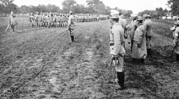  Szarża ułanów II Brygady Legionów pod Rokitną podczas działań na froncie wschodnim - dekoracja żołnierzy po bitwie w sierpniu 1915 r.  