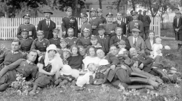  Grupa wojskowych oraz mężczyzn i kobiet.  