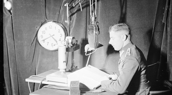  Narcyz Witczak-Witaczyński w czasie nagrywania audycji w studiu radiowym.  