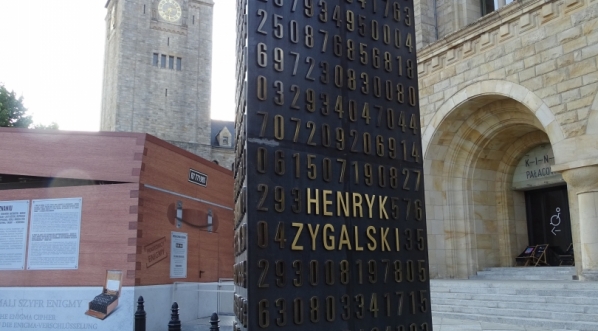  Pomnik kryptologów i miniwystawa „Pogromcy Enigmy” przed Zamkiem Cesarskim w Poznaniu.  