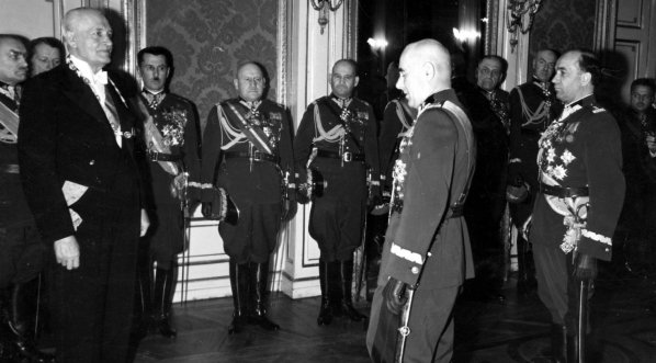  Składanie życzeń noworocznych prezydentowi RP Ignacemu Mościckiemu na Zamku Królewskim w Warszawie 8.01.1939 r.  