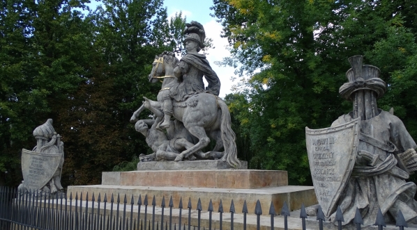  Pomnik Jana III Sobieskiego w Łazienkach Królewskich w Warszawie.  