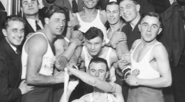  Bokser Henryk Chmielewski przyjmuje gratulacje z okazji setnej walki a barwach IKP Łódź, styczeń 1936 r.  