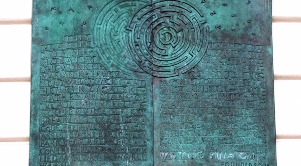  Tablica kryptologów na gmachu Dowództwa Garnizonu Warszawa.  