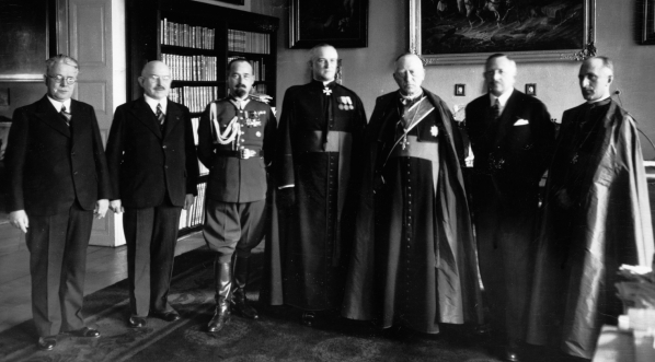  Jubileusz 50 - lecia kapłaństwa biskupa pomocniczego gnieźnieńskiego ks. Antoniego Laubitza w marcu 1938 r.  