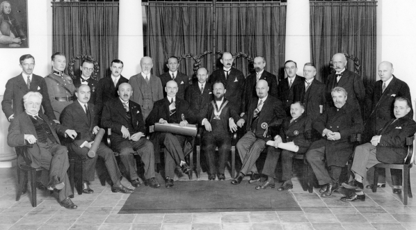  Uroczystość nadania "Orderu Białego Kruka" ze wstęgą Białej Myszy Stefanowi Dembemu w gmachu Biblioteki Ordynacji Krasińskich w Warszawie w 1930 r.  