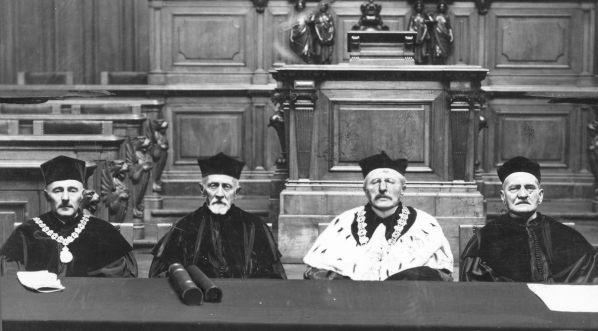  Uroczystość odnowienia dyplomu profesora Leona Pinińskiego w auli Uniwersytetu Jana Kazimierza we Lwowie.  