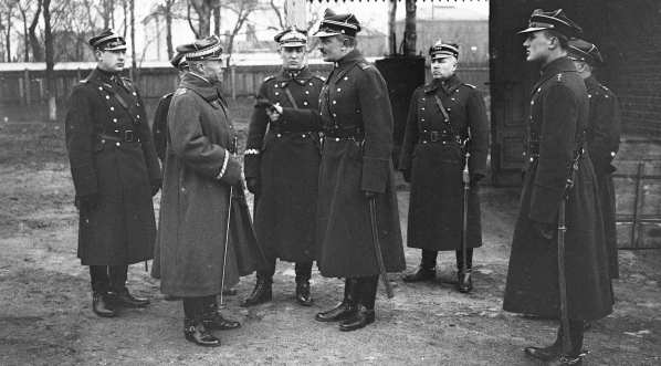 Dowódca 1 DAK płk Władysław Surmacki udziela wyjaśnień Dowódcy OK, gen. Juliuszowi Tadeuszowi Tarnawie-Malczewskiemu, 6.02.1926 r.  