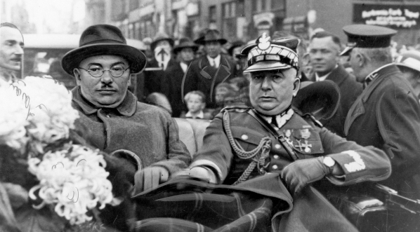  Wojewoda pomorski Stefan Kirtiklis w towarzystwie generała Stefana Pasławskiego na ulicach Torunia w 1933 r.  