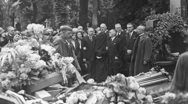  Uroczystości pogrzebowe sędziego Feliksa Dutkiewicza na cmentarzu Powązkowskim w Warszawie 26.05.1932 r.  