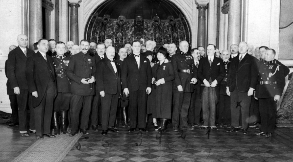  Uroczystość dekoracji odznaczeniami państwowymi zasłużonych obywateli województwa łodzkiego w sali konferencyjnej Urzędu Wojewódzkiego w Łodzi w 1930 r.  