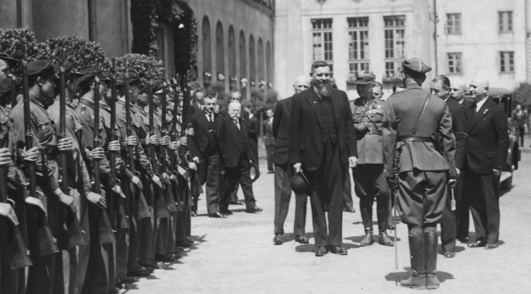  Uroczystość odsłonięcia popiersi: Józefa Sowińskiego i Józefa Piłsudskiego w I Gimnazjum Męskim im. gen. Sowińskiego w Warszawie 16.06.1935 r.  