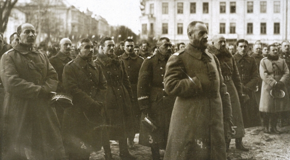  Generał Żeligowski w otoczeniu sztabu podczas mszy polowej przed katedrą w Wilnie.  