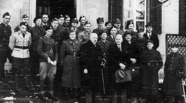  Wizyta ministra Aleksandra Ładosia w jednym z obozów internowania 2 Dywizji Strzelców Pieszych w Szwajcarii.  