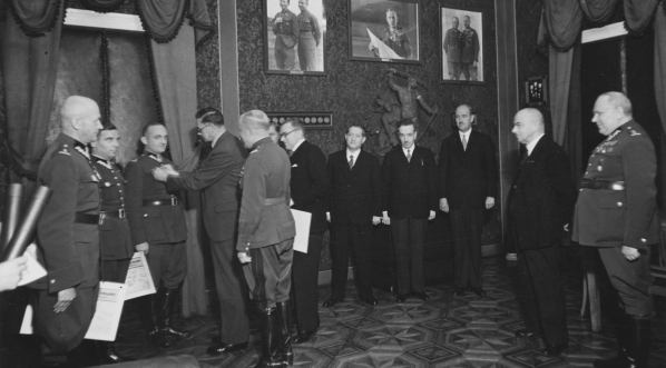  Dekoracja zasłużonych działaczy Ligi Obrony Powietrznej i Przeciwgazowej w Warszawie.  