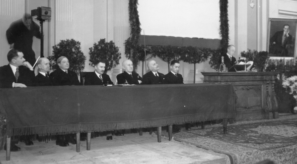  Uroczysta akademia w pierwszą rocznicę śmierci profesora Czesława Przybylskiego w auli Politechniki Warszawskiej w styczniu 1937 r.  