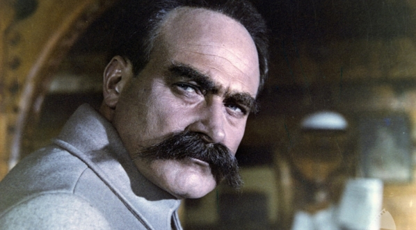  Janusz Zakrzeński jako Józef Piłsudski w filmie "Polonia Restituta" z 1980 r.  