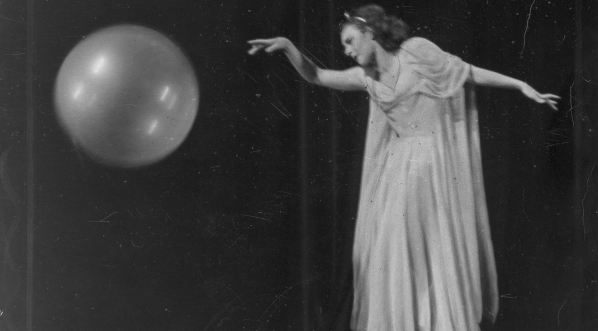  Artystka Loda Halama w "Tańcu z kulą" w Starym Teatrze w Krakowie w 1938 r.  