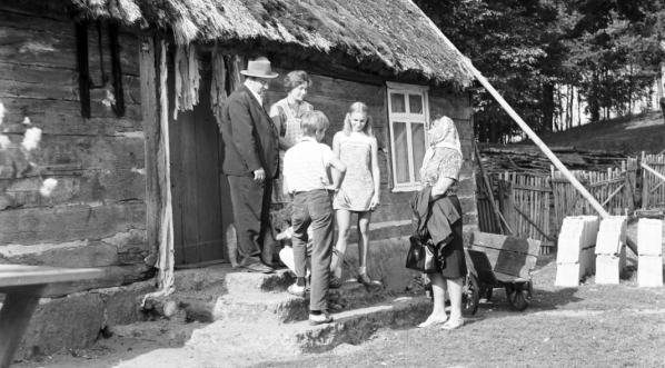  Scena z filmu Jadwigi Kędzierzawskiej "Ucieczka-wycieczka" z 1972 r.  