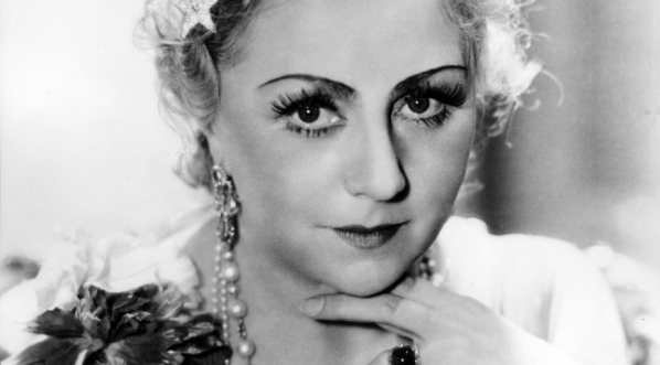  Mieczysława Ćwiklińska w filmie "Przez łzy do szczęścia" z 1939 r.  