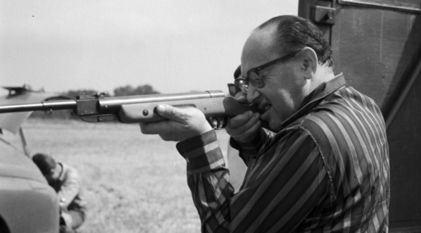  Operator Stanisław Wohl w trakcie realizacji filmu "Potem nastąpi cisza" w 1965 r.  