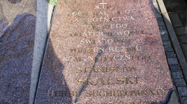  Tablica na grobie Stanisława Skalskiego na Wojskowych Powązkach w Warszawie.  