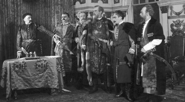  Przedstawienie "Samuel Zborowski" Juliusza Słowackiego w jednym z poznańskich teatrów.  