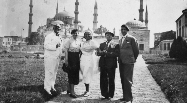  Śpiewaczka Wanda Wermińska w towarzystwie przyjaciół na tle świątyni Hagia Sophia w Konstantynopolu.  