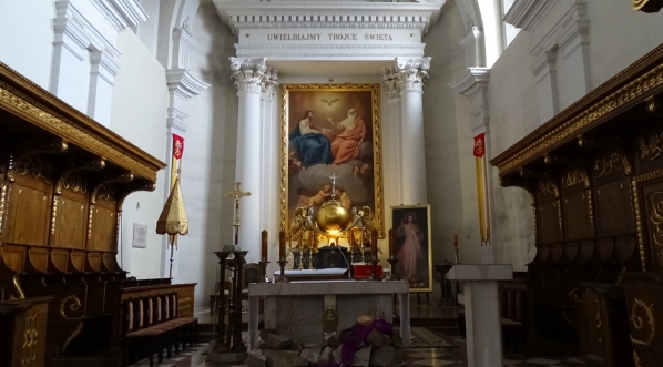  Ołtarz w kościele na Świętym Krzyżu.  