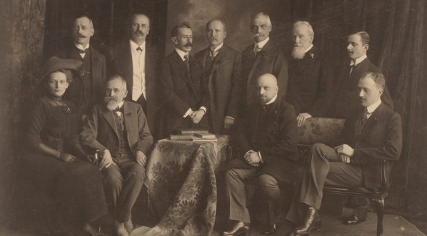  Członkowie komitetów kierowniczego i wykonawczego wystawy "Stara Warszawa", zorganizowanej w salach ratusza przez Towarzystwo Opieki nad Zabytkami Przeszłości.  