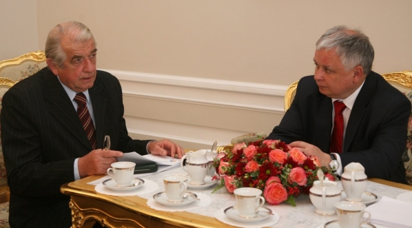  Prezydent RP Lech Kaczyński przyjmuje ministra zdrowia Zbigniewa Religę 23.05.2007 r.  