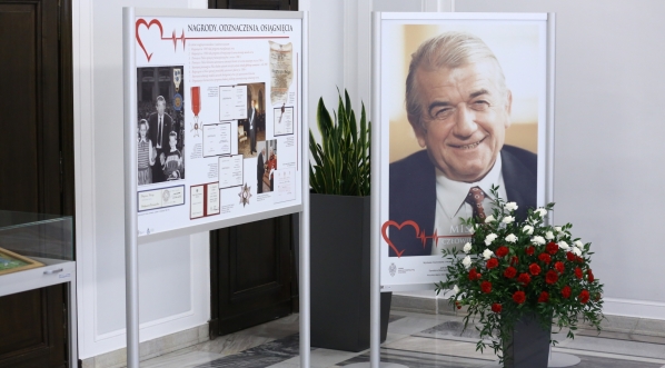  Wystawa  „Mistrz Religa. Człowiek, lekarz, polityk” w Senacie RP w marcu 2019 r.  (Fot.  K. Czerwińska – Kancelaria Senatu)   